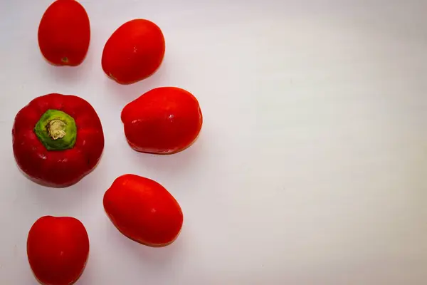 Αρκετές Κόκκινες Ντομάτες Απλωμένες Κύκλο Αντιγραφή Χώρου — Φωτογραφία Αρχείου
