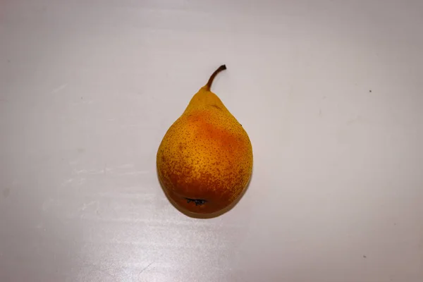 Soporte Pera Amarilla Sobre Fondo Blanco — Foto de Stock