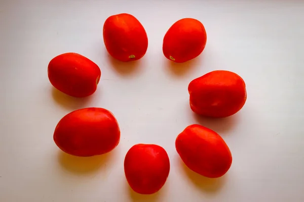 円の中にいくつかの赤いトマトが置かれた スペースのコピー — ストック写真