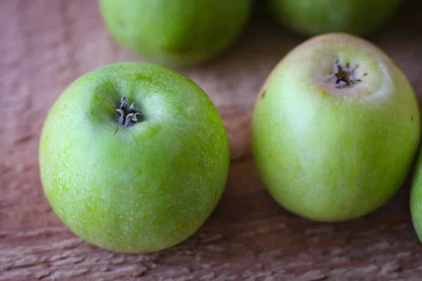 Grönt Äpple Står Obearbetad Träskiva — Stockfoto