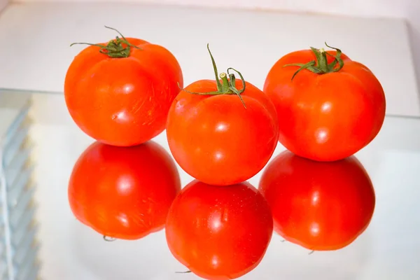 Vários Tomates Vermelhos Uma Superfície Espelho — Fotografia de Stock