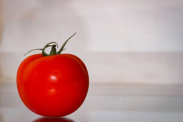 Tomate Uma Superfície Espelho — Fotografia de Stock