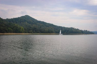 Büyük ve güzel bir dağ gölünün yüzeyine bakıyorum.