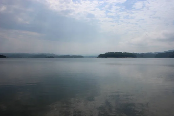 Olhando Para Superfície Grande Belo Lago Montanha — Fotografia de Stock