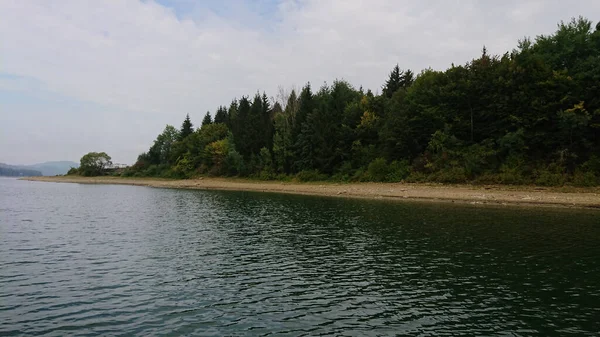 Blick Auf Die Oberfläche Eines Großen Und Schönen Bergsees — Stockfoto