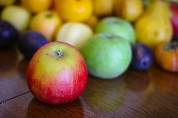 Fruchthintergrund Äpfel Orangen Birnen Kaki Pflaumen — Stockfoto