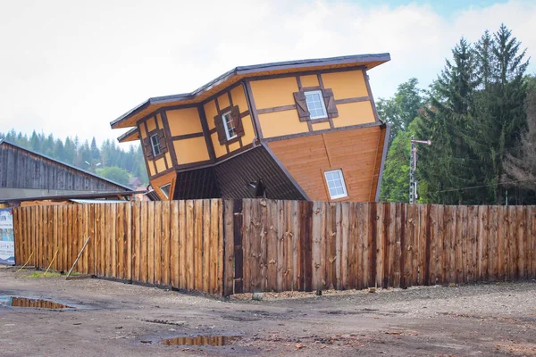 Optische Täuschung Interessante Architektonische Lösung Haus Draußen Auf Den Kopf Stockbild