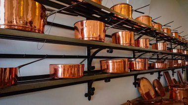 Eski şatonun mutfağı. Bakır tavalar, kabartma kalıpları ve diğer mutfak aletleri.