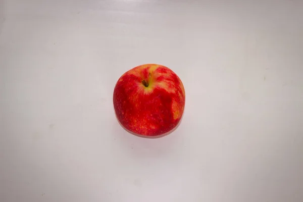 Ένα Κόκκινο Μήλο Λευκό Φόντο — Φωτογραφία Αρχείου