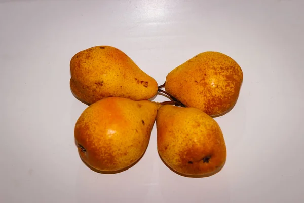 白い背景に4本の黄色い梨が立つ — ストック写真