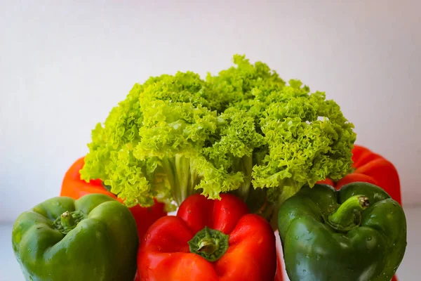 Een Paar Rode Groene Paprika Samen Met Salade Bladeren — Stockfoto
