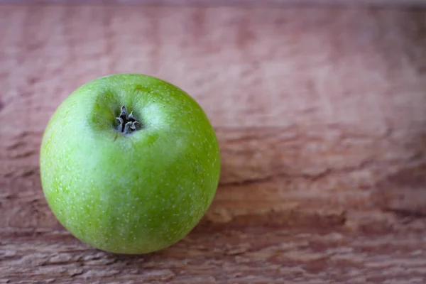 Grönt Äpple Står Obearbetad Träskiva — Stockfoto