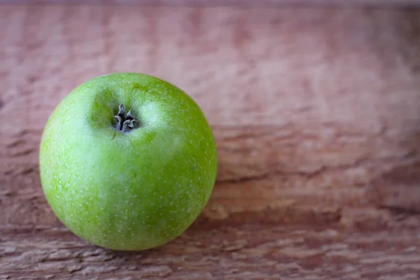 Manzana Verde Sobre Una Tabla Madera Sin Procesar — Foto de Stock