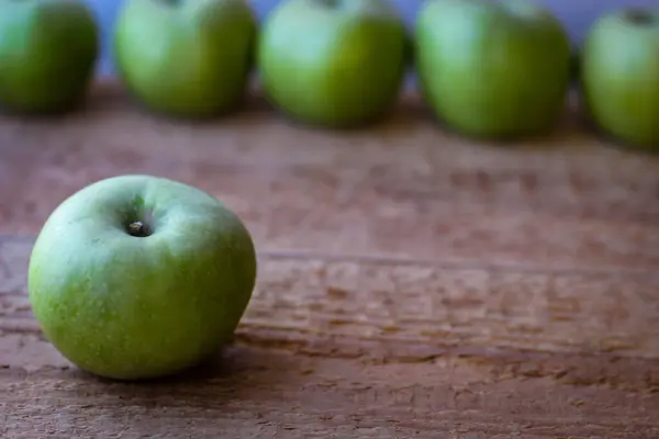 Gröna Äpplen Står Träyta — Stockfoto