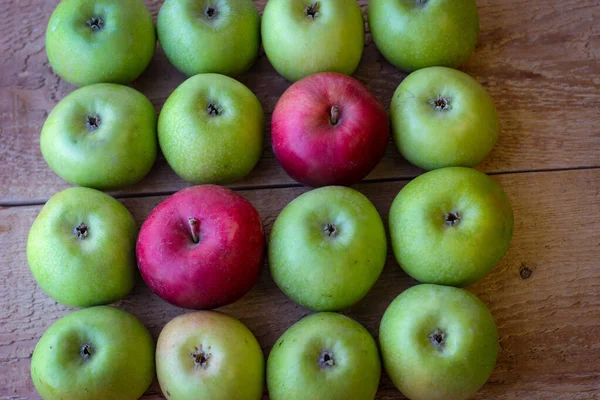 Manzanas Verdes Rojas Sobre Una Superficie Madera — Foto de Stock