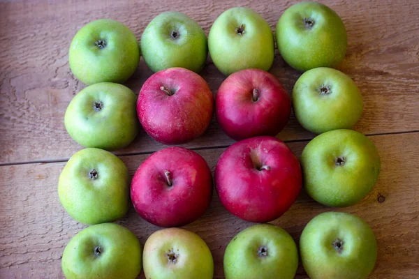 Grüne Und Rote Äpfel Stehen Auf Einer Holzoberfläche — Stockfoto