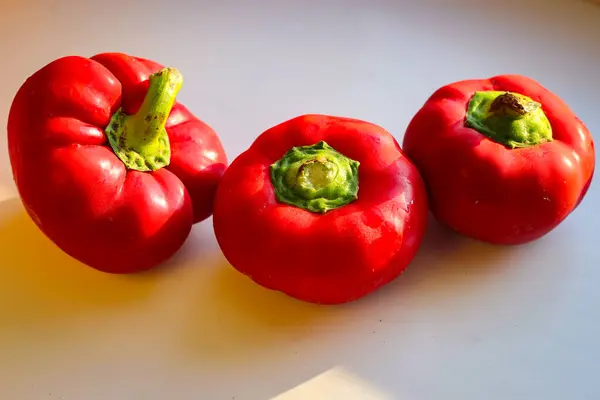 Mehrere Saftige Rote Paprika Liegen Den Sonnenstrahlen — Stockfoto