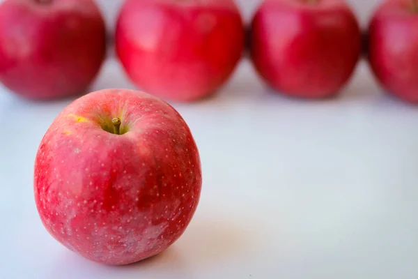 Rote Äpfel Stehen Auf Einer Weißen Fläche — Stockfoto
