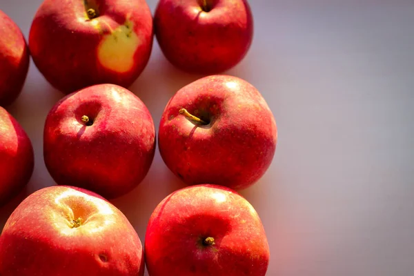 Mehrere Reife Rote Äpfel Stehen Auf Einem Weißen Hintergrund Der — Stockfoto