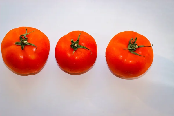 Tomates Rojos Sobre Una Superficie Blanca —  Fotos de Stock