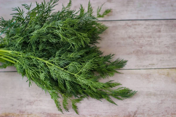 Daun Dill Hijau Pada Latar Belakang Kayu — Stok Foto