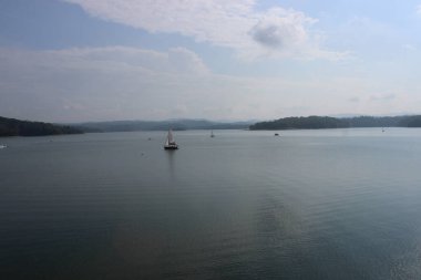 Büyük ve güzel bir dağ gölünün yüzeyine bakıyorum.