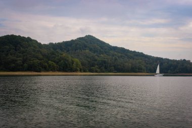 Büyük ve güzel bir dağ gölünün yüzeyine bakıyorum.