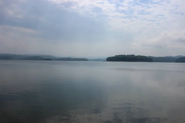 Olhando Para Superfície Grande Belo Lago Montanha — Fotografia de Stock