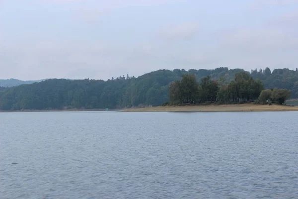 Kijkend Naar Het Oppervlak Van Een Groot Prachtig Bergmeer — Stockfoto