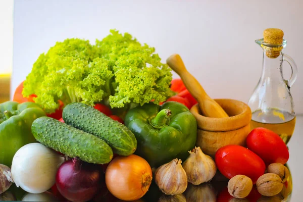 Förberedelser För Underbar Vegetarisk Middag Tvättad Bulgarisk Peppar Gröna Gurkor — Stockfoto