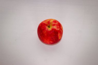 Beyaz arkaplanda bir kırmızı elma