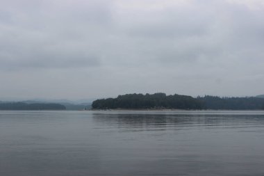 Büyük ve güzel bir dağ gölünün yüzeyine bakıyorum.