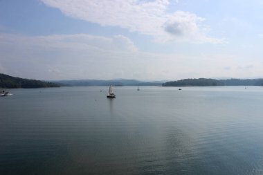 Büyük ve güzel bir dağ gölünün yüzeyine bakıyorum.