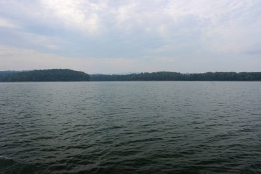 Büyük ve güzel bir dağ gölünün yüzeyine bakıyorum.