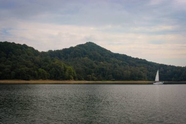 Büyük ve güzel bir dağ gölünün yüzeyine bakıyorum.