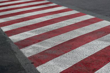 Kırmızı ve beyaz işaretli asfalt yolda yaya geçidi