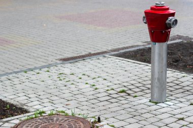 Şehir caddesinde köprünün ortasına kurulmuş yangın musluğu direği.