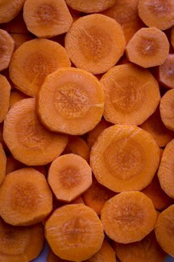 Lezzetli yemek geçmişi. Bardaklara kesilmiş çiğ havuç.