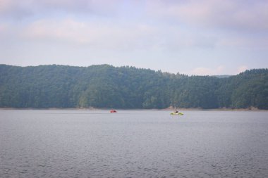 Büyük ve güzel bir dağ gölünün yüzeyine bakıyorum.