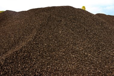 Isıtma için iyi kömür büyük bir yığına atılır.