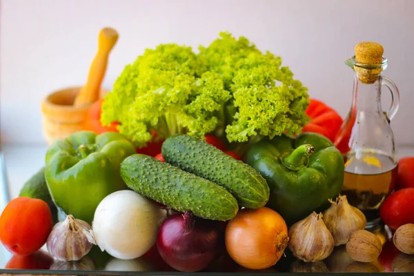 Forberedelser Til Vidunderlig Vegetarisk Middag Vasket Bulgarsk Pepper Grønne Agurker – stockfoto