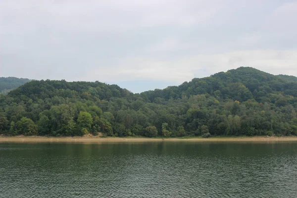 Blick Auf Die Oberfläche Eines Großen Und Schönen Bergsees — Stockfoto