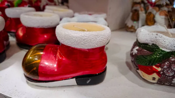 赤いブーツの形をしたクリスマスキャンドル — ストック写真