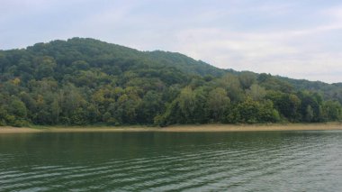 Büyük ve güzel bir dağ gölünün yüzeyine bakıyorum.