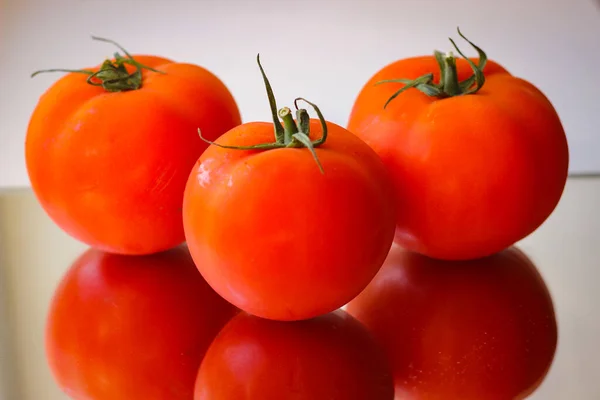 Vários Tomates Vermelhos Uma Superfície Espelho — Fotografia de Stock