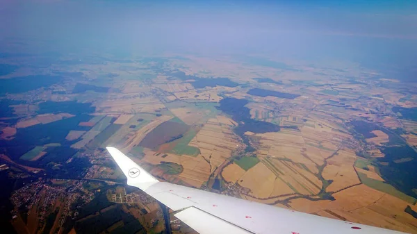 2018年9月3日至9月3日 德国慕尼黑 从汉莎航空公司的飞机窗口看到云彩与地球 — 图库照片