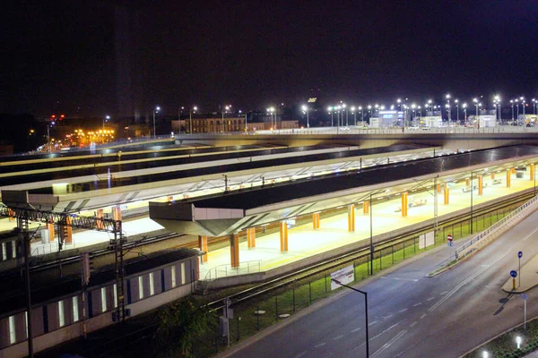 ポーランド クラクフ 2018年9月4日 鉄道駅の夕景 — ストック写真