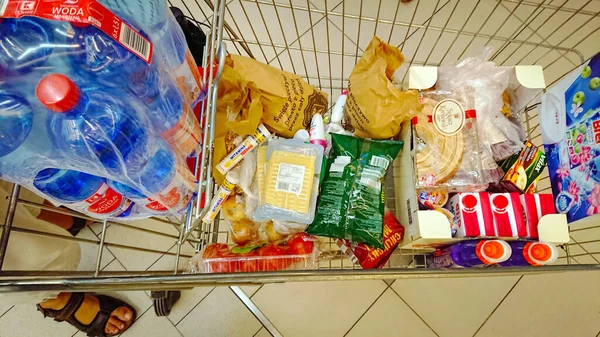 Cracóvia Polônia Setembro 2018 Carrinho Compras Supermercado Está Cheio Mantimentos — Fotografia de Stock