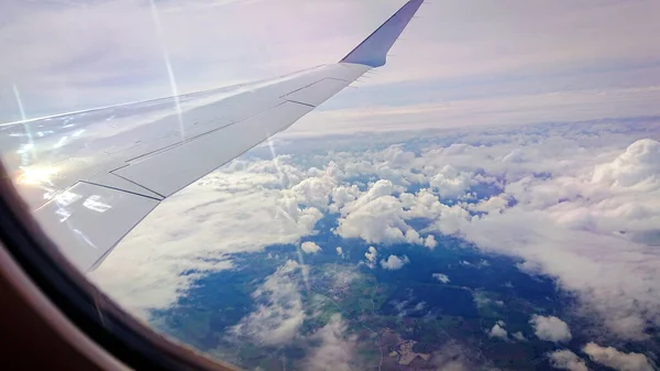ミュンヘン バイエルン州 ドイツ 2018年9月3日 飛行中のルフトハンザ航空の飛行機の窓から雲と地球を見る — ストック写真