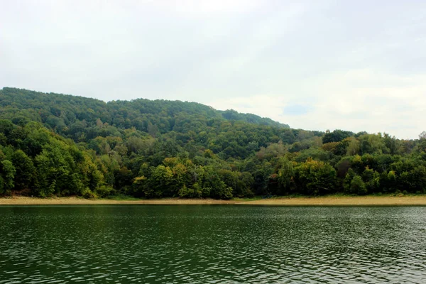 Blick Auf Die Oberfläche Eines Großen Und Schönen Bergsees — Stockfoto